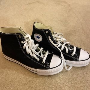 Converse shoes, 7 US but fits like a 8-8,5 women